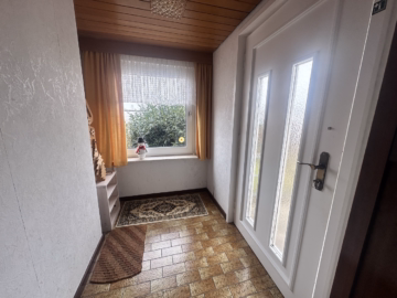 Windfang - Söhlde-Groß Himstedt: Eimfamilienhaus mit großem Grundstück, Keller und zwei Garagen