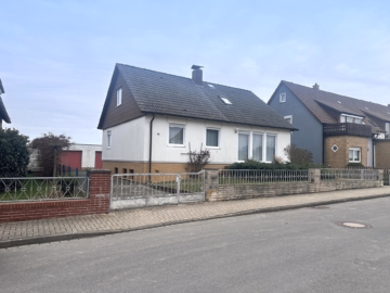 Söhlde-Groß Himstedt: Eimfamilienhaus mit großem Grundstück, Keller und zwei Garagen, 31185 Söhlde, Einfamilienhaus