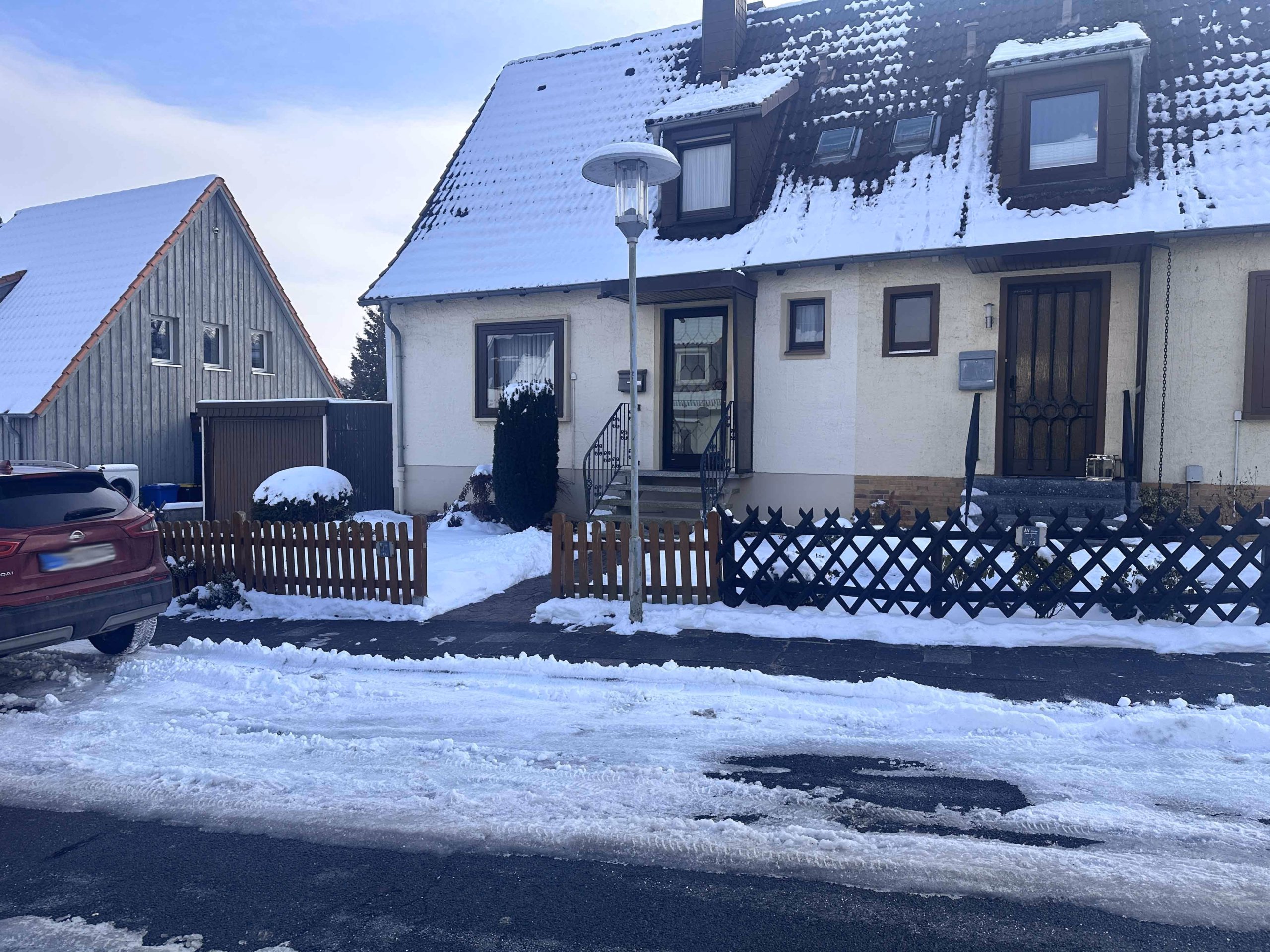 Hildesheim-Bockfeld: Kleine Doppelhaushälfte mit Sauna, Garage und großem Grundstück, 31139 Hildesheim, Doppelhaushälfte