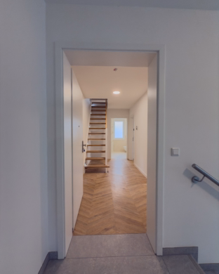 Wohnungseingang - Seelze-Stadtkern: Neue 4-Zi.-Maisonette-ETW mit Fahrstuhl und Balkon im puristischen Wohnstil