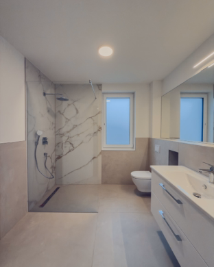 Badezimmer - Seelze-Stadtkern: Neue 4-Zi.-Maisonette-ETW mit Fahrstuhl und Balkon im puristischen Wohnstil