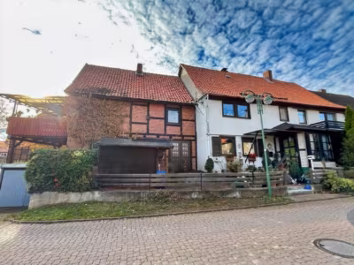 Sibbesse-Westfeld: Charmante Doppelhaushälfte mit Balkon und Garage, 31079 Sibbesse, Doppelhaushälfte