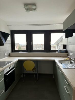 Neue Einbauküche - Gemütliche Dachgeschosswohnung mit neuer Einbauküche