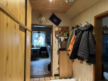 Flur - Hildesheim-Achtum: Einfamilienhaus mit Keller, PKW-Stellplatz und Kamin