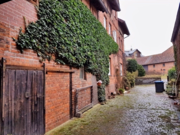 Zufahrt - Ilsede-Solschen: Charmantes Backsteinhaus mit Nebengelass, Balkon und Keller