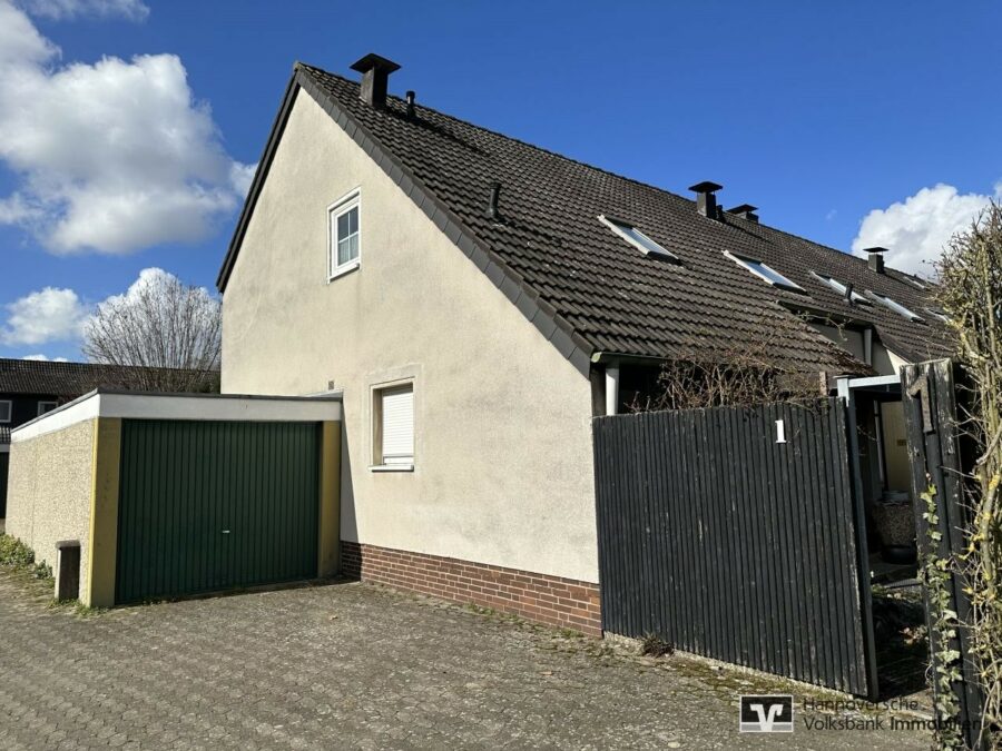 Straßenansicht - Kirchhorst: Sanierungsbedürftiges Reihenendhaus