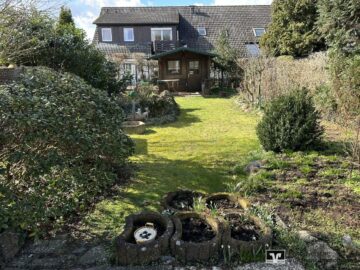 Blick in den Garten - Kirchhorst: Sanierungsbedürftiges Reihenendhaus