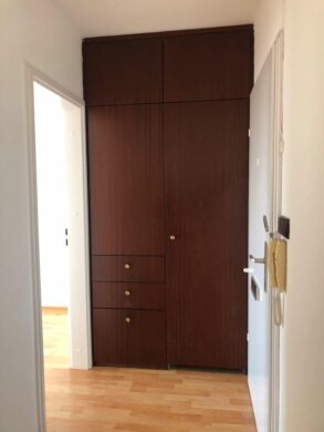 Einbauschrank im Flur - Großzügige 4-Zimmer-Mietwohnung in Hannover-Bothfeld
