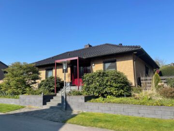 Sanierungsbedürftiger Winkelbungalow auf traumhaftem Grundstück in Ehlershausen (Okal-Fertighaus), 31303 Burgdorf, Einfamilienhaus