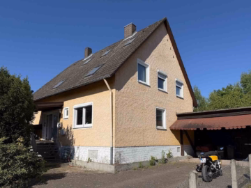 Außenansicht - Langlinges: Freistehendes Einfamilienhaus mit großem Grundstück