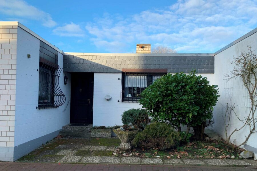 Ebenerdiges Wohnen im großen Reihenbungalow 1 Vorderansicht bearbeitet - Ebenerdiges Wohnen im großen Reihenbungalow