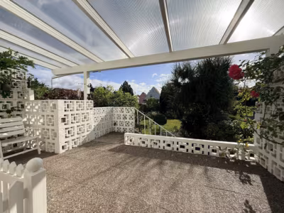 Hauptterrasse und Zugang in den Garten