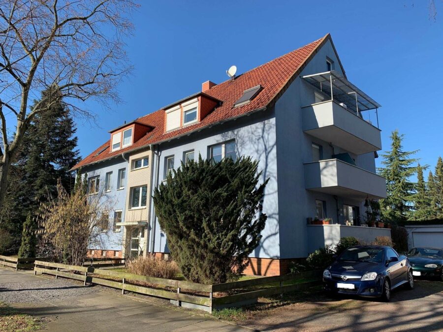 Geld gut investieren - TOP Kapitalanlage in Burgdorf - Seitliche Ansicht des Hauses