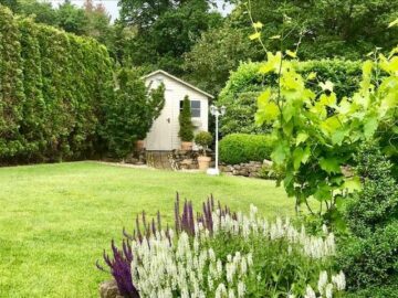 Blick in den Garten - Schöner Wohnen am Deister! Attraktives Niedrig-Energie-Haus mit 8 Zimmern in 1A-Lage