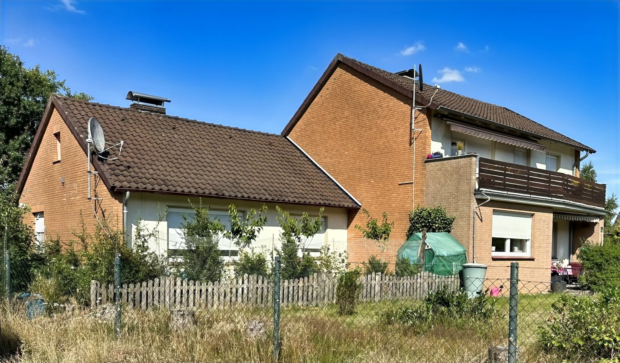 Wietze: Drei Wohneinheiten – Gepflegtes Zweifamilienhaus mit Anbau auf großem Grundstück, 29323 Wietze, Zweifamilienhaus