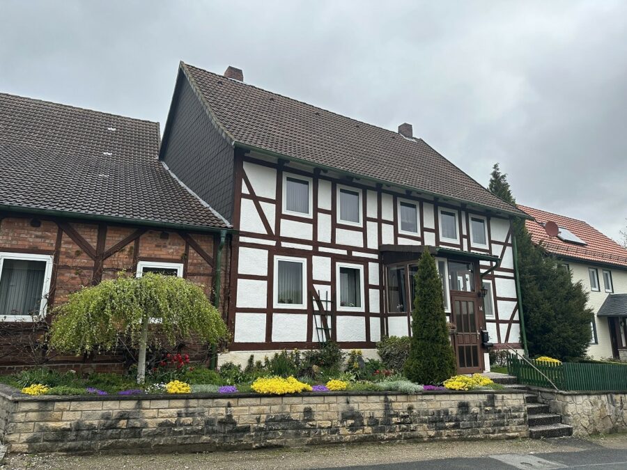 Hausansicht - Sibbesse-Adenstedt: Fachwerkhaus mit Doppelgarage, Scheune und großem Garten