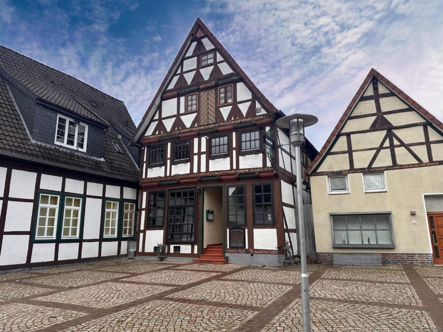 Burgdorf: Charmantes Fachwerkhaus mit zwei Wohn- und einer Gewerbeeinheit - Vorderansicht