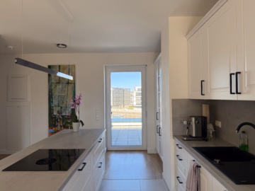 Küche - Allerinsel: 2,5-Zimmer-Wohnung mit Einbauküche und zwei Dachterrassen