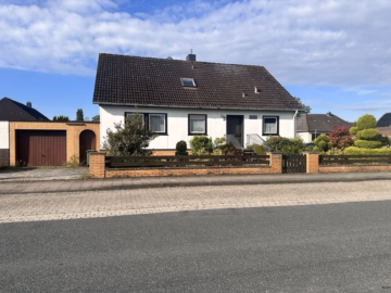 Hausansicht mit Garage - Charmantes Einfamilienhaus mit Kamin, Garage und Terrasse in Nordstemmen
