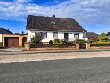 Hausansicht mit Garage