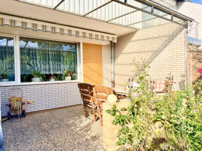glasüberdachte Terrasse mit Markise