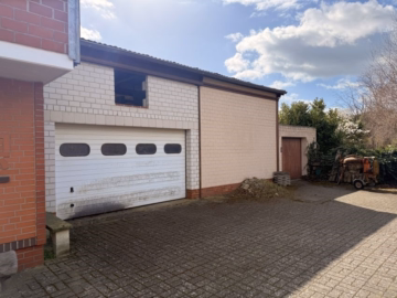 Halle - Harsum: Wohnen, arbeiten und vermieten: Wohnhaus mit Büroflächen plus 6-Familienhaus