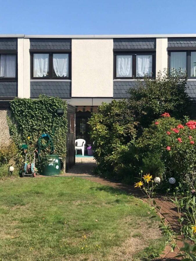 Gepflegtes Reihenhaus mit 2 Garagen in Alt-Bothfeld 1 Außenansicht - Gepflegtes Reihenhaus mit 2 Garagen in Alt-Bothfeld