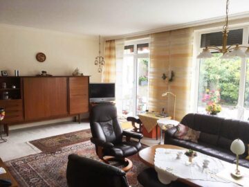 Wohnzimmer mit Gartenausgang - Gepflegtes Reihenhaus mit 2 Garagen in Alt-Bothfeld