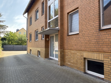 Hauseingang - Sehnde OT Bilm: Top gepflegtes und bereits modernisiertes Mehrfamilienhaus