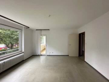 Wohnzimmer - Geräumige 2-Zimmer-Erdgeschosswohnung mit Loggia