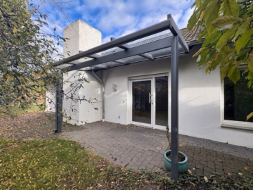 Hauseingang - Uetze/Hänigsen: Ebenerdige Doppelhaushälfte in ruhiger, gehobener Wohnlage