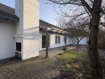 Hausansicht - Uetze/Hänigsen: Ebenerdige Doppelhaushälfte in ruhiger, gehobener Wohnlage