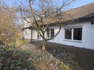 Uetze/Hänigsen: Ebenerdige Doppelhaushälfte in ruhiger, gehobener Wohnlage, 31311 Uetze, Doppelhaushälfte