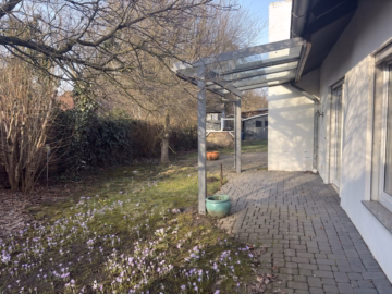 Terrasse - Uetze/Hänigsen: Ebenerdige Doppelhaushälfte in ruhiger, gehobener Wohnlage