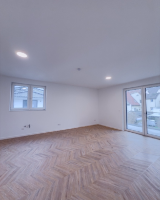Wohnzimmer (©Reba Studio) - Seelze-Stadtkern: Neu erstellte 3-Zi.-ETW im 1. OG mit Balkon u. Fahrstuhl im puristischen Wohnstil