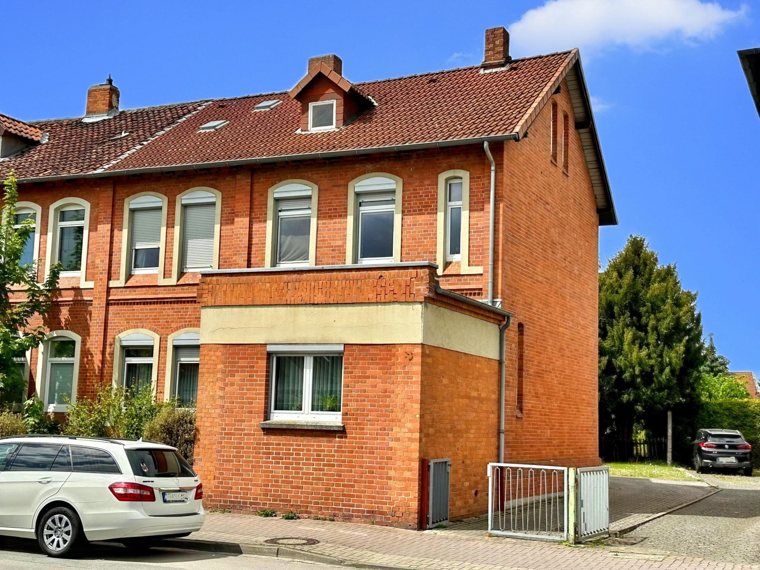 Sarstedt: Gepflegtes Haus mit zwei Wohnungen, 31157 Sarstedt, Doppelhaushälfte