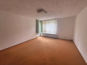 Wohnzimmer - Burgdorf: Sanierungsbedürftige Eigentumswohnung in einer kleinen Hausgemeinschaft