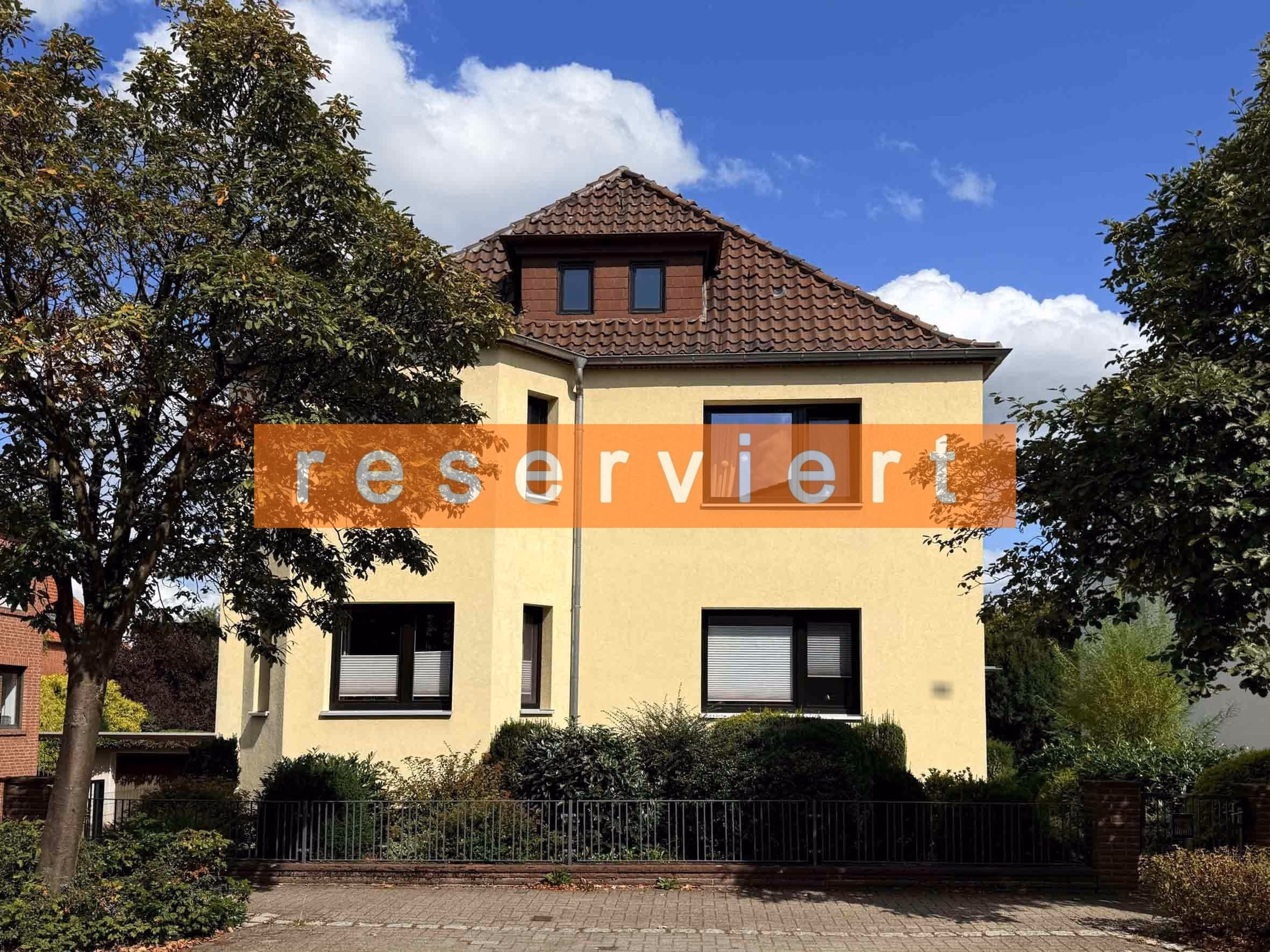 Celle: Charmantes Zweifamilienhaus mit großem Grundstück, 29221 Celle, Zweifamilienhaus