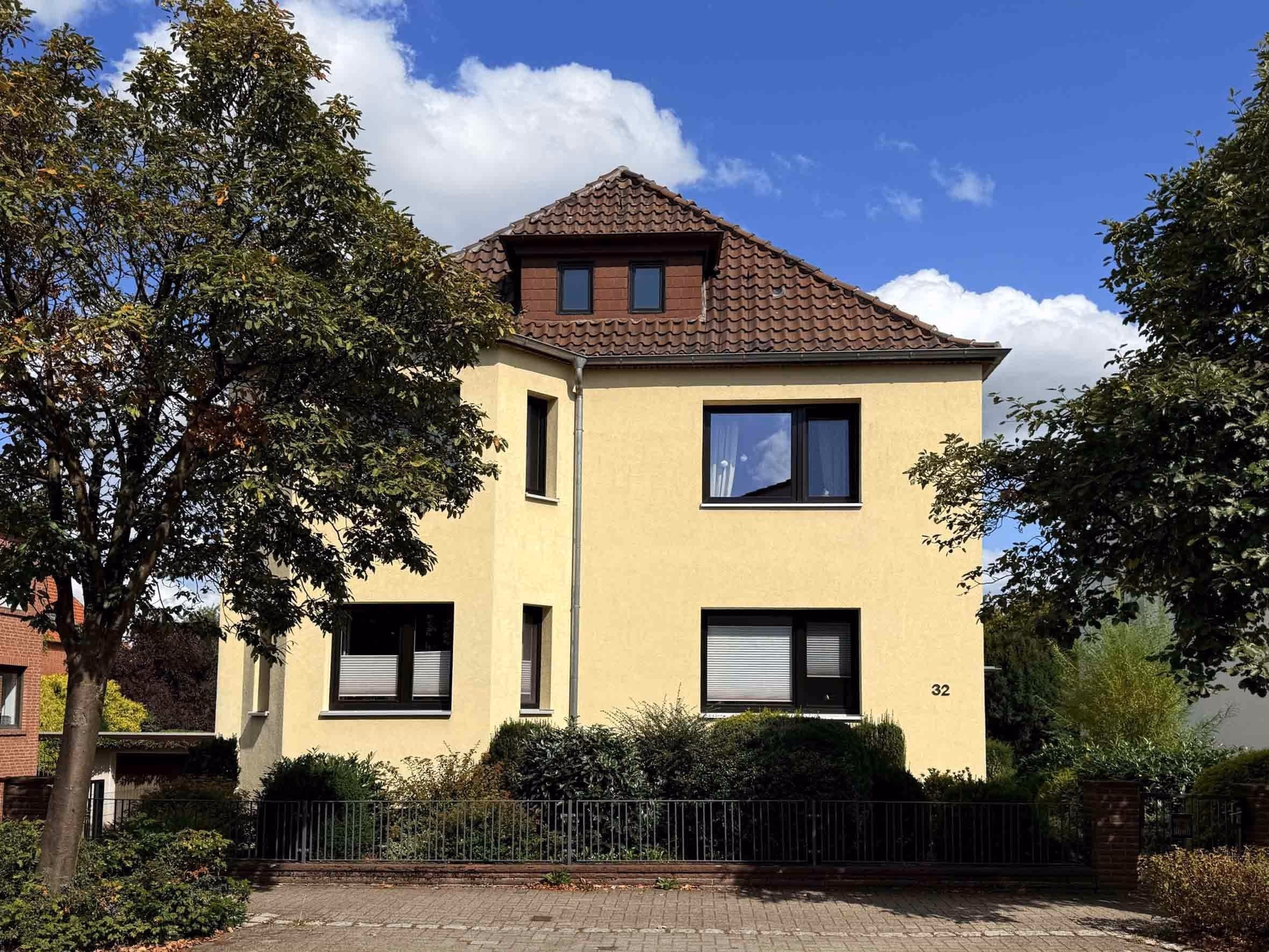 Celle: Charmantes Zweifamilienhaus mit großem Grundstück, 29221 Celle, Zweifamilienhaus