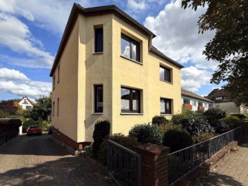 Zufahrt - Celle: Charmantes Zweifamilienhaus mit großem Grundstück