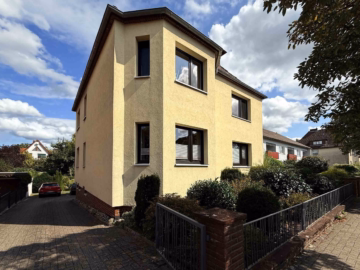 Zufahrt - Celle: Charmantes Zweifamilienhaus mit großem Grundstück