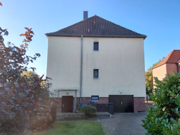 Rückansicht - Celle: Charmantes Zweifamilienhaus mit großem Grundstück