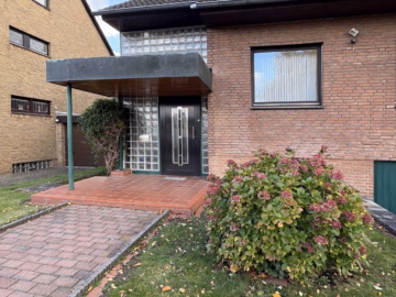 Ansicht Eingang - Lehrte: Großzügiges Zweifamilienhaus auf herrlichen Grundstück in ruhiger Wohnlage