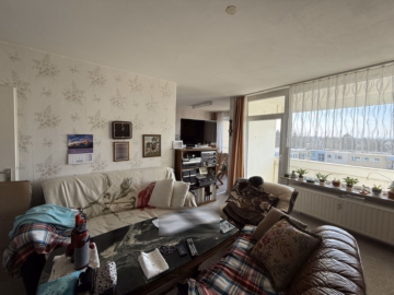 Wohnzimmer - 3-Zimmer-Wohnung mit Loggia und Stellplatz in Laatzen