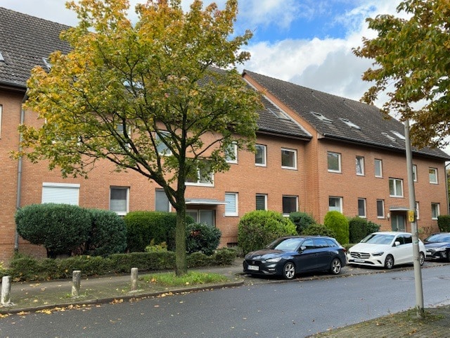 Hausansicht - Gepflegte 2-Zimmer-Dachgeschosswohnung mit KFZ-Stellplatz