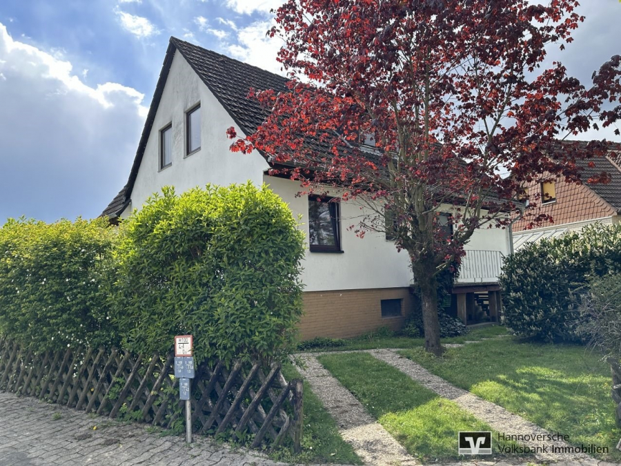 Mellendorf: Großes Einfamilienhaus auf großem Grundstück - Nordansicht