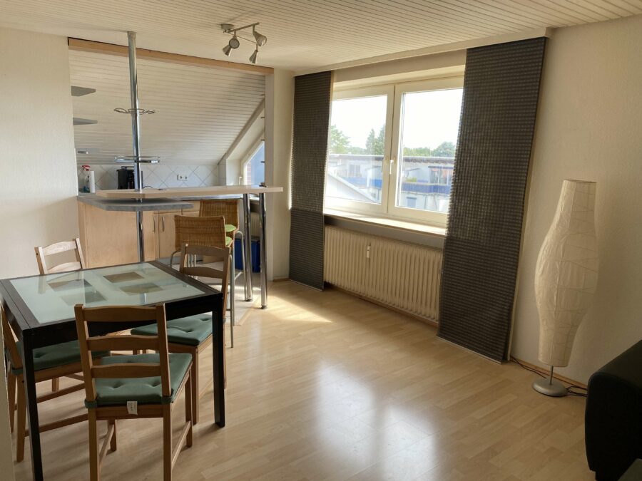 Ochtersum: Bezugsfreie Dachgeschosswohnung - Wohnzimmer mit offener Küche