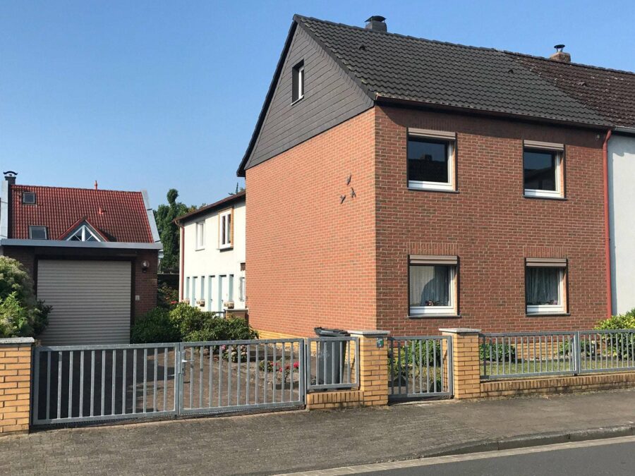 Vorderansicht des Hauses - Gepflegte Doppelhaushälfte mit Garage und Nebenräumen in Misburg-Nord