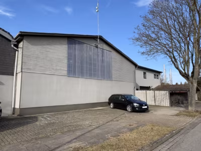 Halle Rückseite + Stellplätze