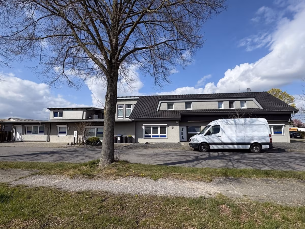 Straßenansicht Hauptgebäude